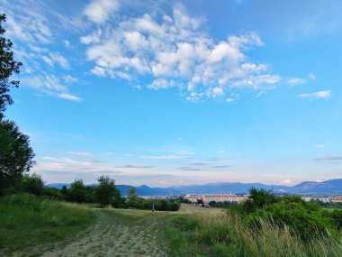 Dağlarla ve şehirlerle dolu güzel bir manzara