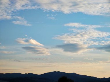 Dağlarda güzel bir gün batımı