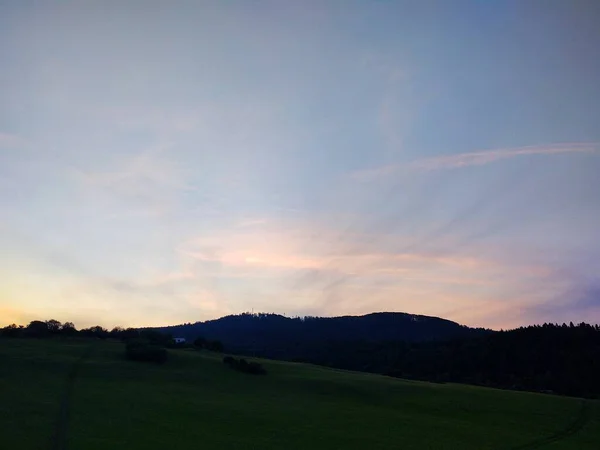 Όμορφο Ηλιοβασίλεμα Στα Βουνά Φόντο Της Φύσης — Φωτογραφία Αρχείου