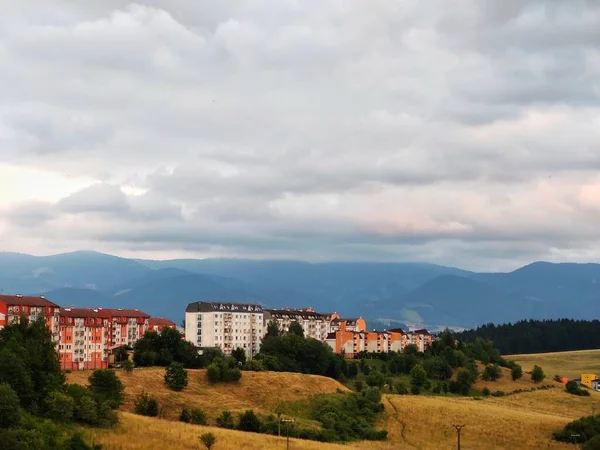 Bela Paisagem Com Montanhas Cidade — Fotografia de Stock