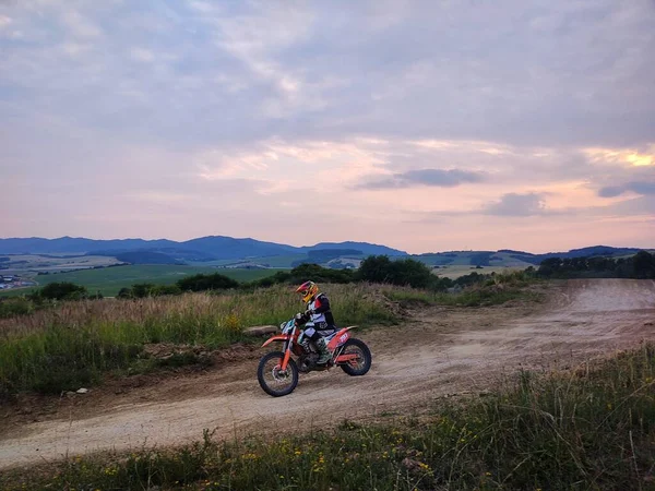 Homem Andando Bicicleta Nas Montanhas — Fotografia de Stock