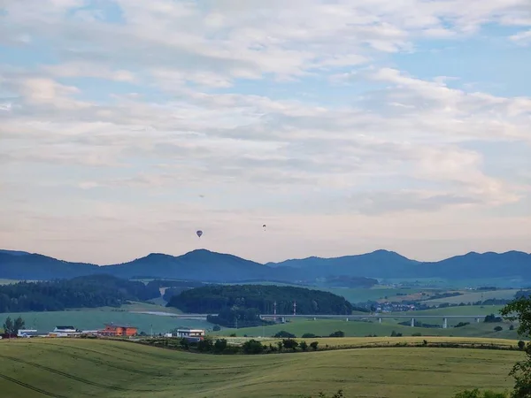 Schöne Landschaft Mit Bergen Und Stadt — Stockfoto