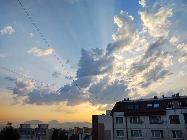 Vista Arquitectura Ciudad Con Increíble Cielo Nublado —  Fotos de Stock