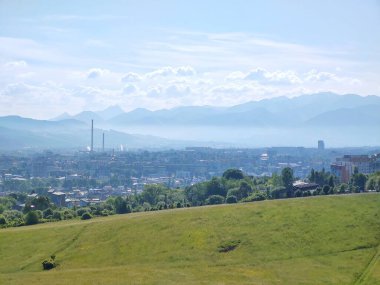 Dağlarla ve şehirlerle dolu güzel bir manzara