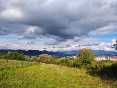 Dağlarla ve şehirlerle dolu güzel bir manzara