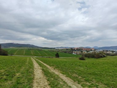 Dağlarla ve şehirlerle dolu güzel bir manzara