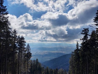 Dağları ve bulutları olan güzel bir manzara