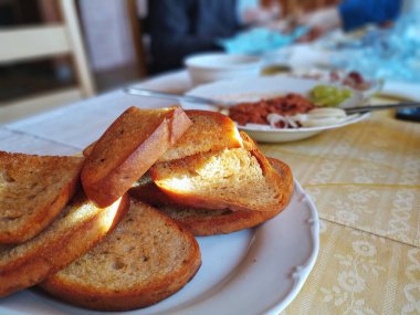 Reçelli taze ekmek ve bıçak.