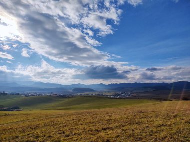 Dağları ve ağaçları olan güzel bir manzara.