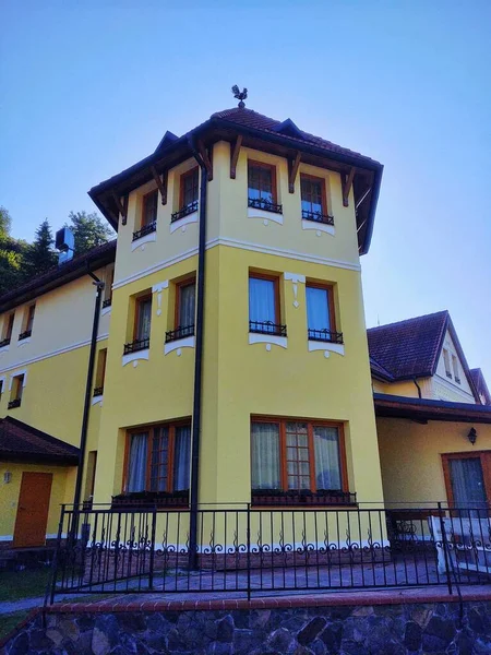 Modern Ház Városban Nappal — Stock Fotó