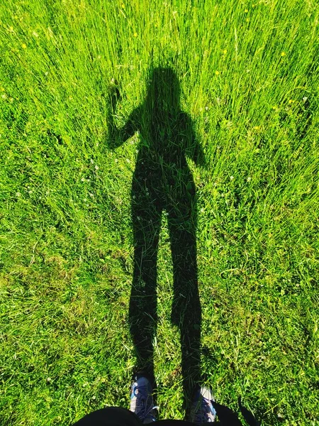 芝生の上に緑の草の男 — ストック写真