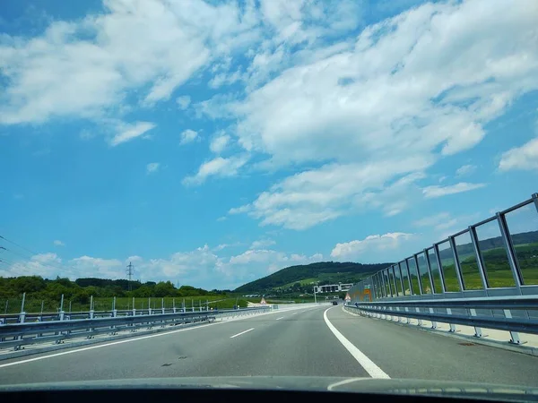 Estrada Cidade Com Céu Azul — Fotografia de Stock