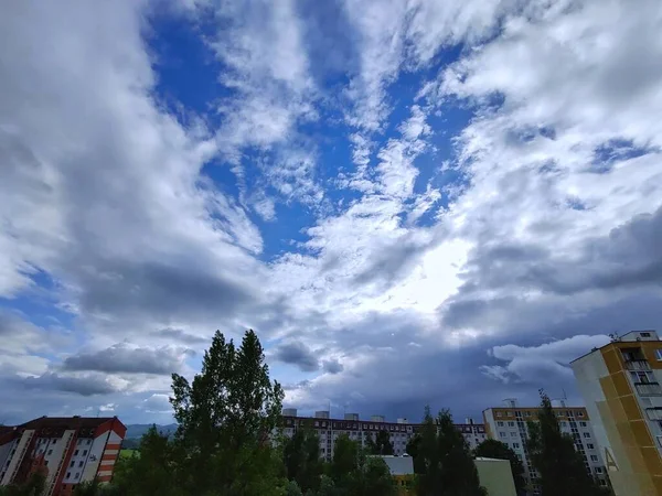 Vista Dell Architettura Della Città Con Incredibile Cielo Nuvoloso — Foto Stock