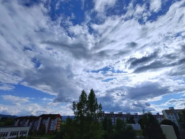 Vista Arquitectura Ciudad Con Increíble Cielo Nublado — Foto de Stock