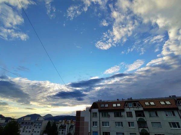 놀라운 구름낀 하늘을 배경으로 — 스톡 사진