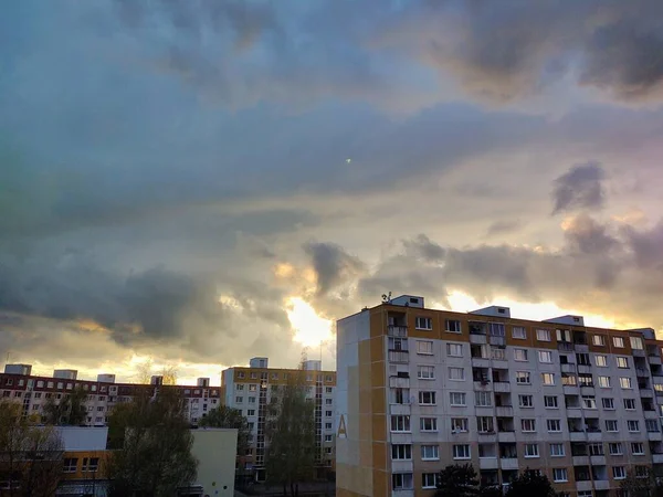 Vista Arquitectura Ciudad Con Increíble Cielo Nublado — Foto de Stock