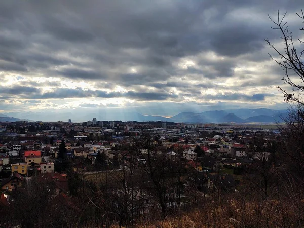 Красивий Краєвид Горами Містом — стокове фото