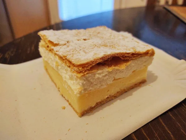 Ein Stück Kuchen Sahneschicht Nahaufnahme — Stockfoto