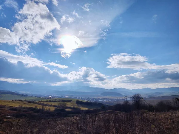 Dağları ve bulutları olan güzel bir manzara