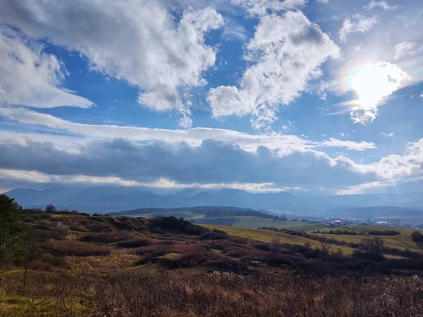 Dağları ve ağaçları olan güzel bir manzara.