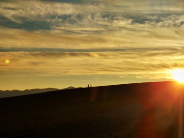 Dağların ardında güzel bir gün batımı