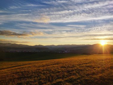 Dağları ve ağaçları olan güzel bir manzara.