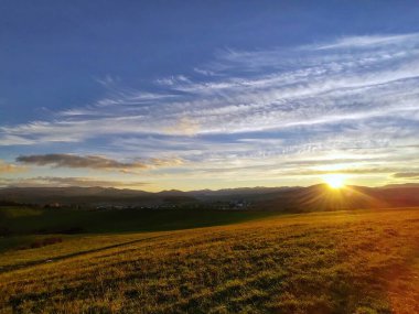Dağları ve ağaçları olan güzel bir manzara.