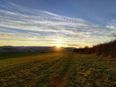 Dağları ve ağaçları olan güzel bir manzara.