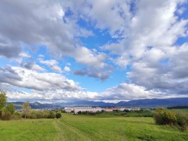 Dağlarla ve şehirlerle dolu güzel bir manzara