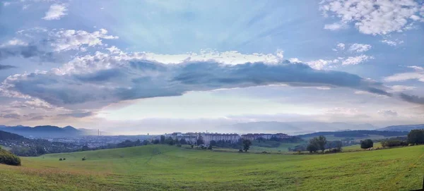 Dağlarla Şehirlerle Dolu Güzel Bir Manzara — Stok fotoğraf