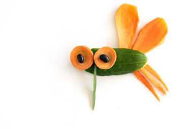 Yakın plan taze sebzeler tuhaf böcekler yaratıyor.