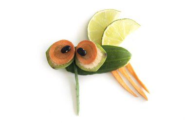 Yakın plan taze sebzeler tuhaf böcekler yaratıyor.