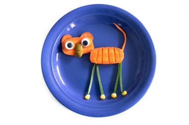 Havuç, mısır ve muzdan yapılmış komik bir kedi.