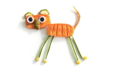 Havuç, mısır ve muzdan yapılmış komik bir kedi.