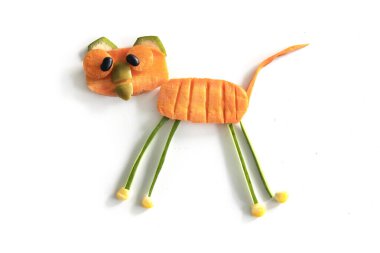 Havuç, mısır ve muzdan yapılmış komik bir kedi.