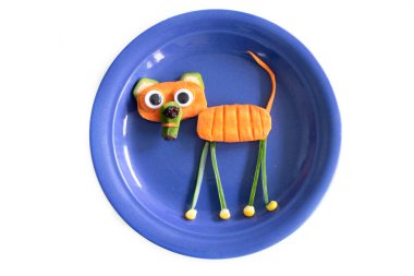 Havuç, mısır ve muzdan yapılmış komik bir kedi.