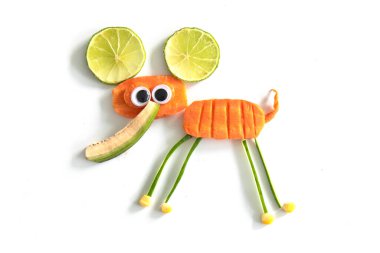 Beyaz arka planda şirin küçük bir fil