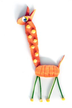 Zürafanın taze sebzelerle oluşturduğu yakın çekim.