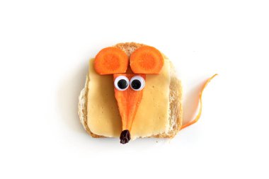 sebzeli ve peynirli komik sandviç fare yaratıyor.