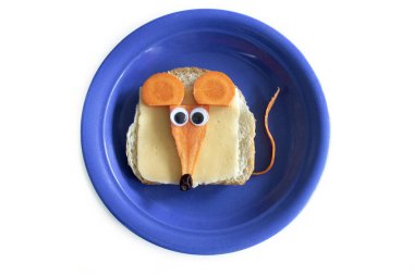 sebzeli ve peynirli komik sandviç fare yaratıyor.