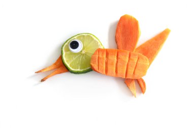 Havuç ve limon dilimi tatlı bir kuş yaratır.