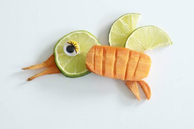 Havuç ve limon dilimleri tatlı bir kuş yaratır.