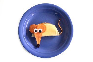 sebzeli ve peynirli komik sandviç fare yaratıyor.