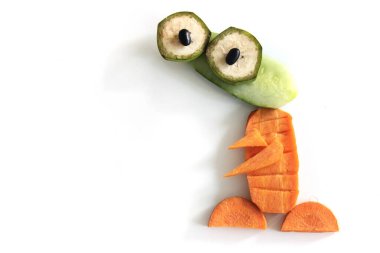 Havuç, salatalık ve muz dilimlerinden yapılmış komik robot yaratık.