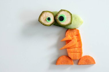 Havuç, salatalık ve muz dilimlerinden yapılmış komik robot yaratık.