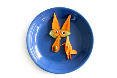 Havuç ve salatalıktan yapılmış komik tilki.