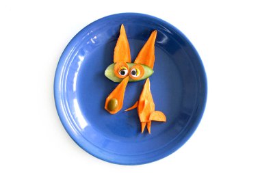 Havuç ve salatalıktan yapılmış komik tilki.