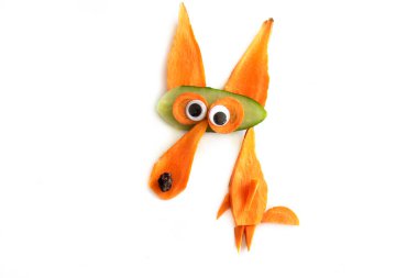 Havuç ve salatalıktan yapılmış komik tilki.