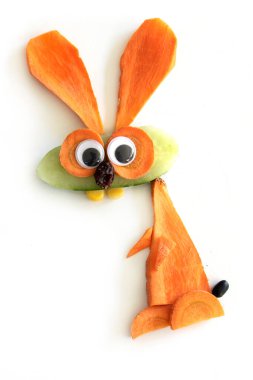 Havuç ve salatalıktan yapılmış komik tavşan.