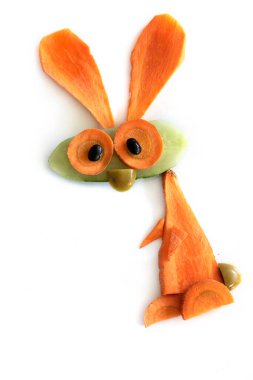 Havuç ve salatalıktan yapılmış komik tavşan.